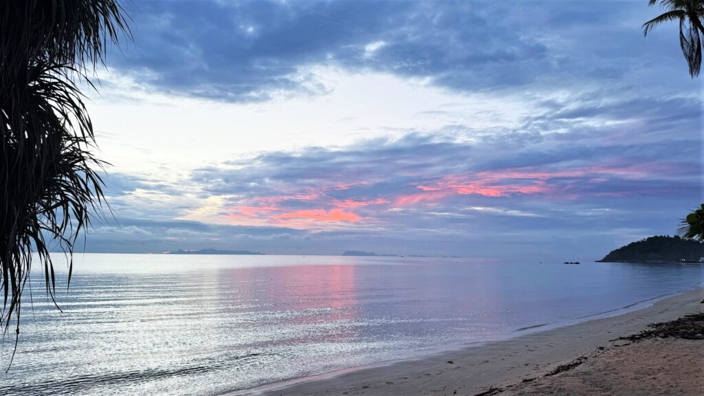Plage déserte en Thaïlande au mois de septembre, hors saison
